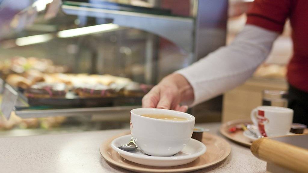 In der Stadt Zürich kostet ein Café Crème aktuell bis zu 5,50 Franken. Im Kanton Bern ist die Tasse Kaffee in einigen Cafés noch für 3,50 Franken zu haben. (Archivbild)