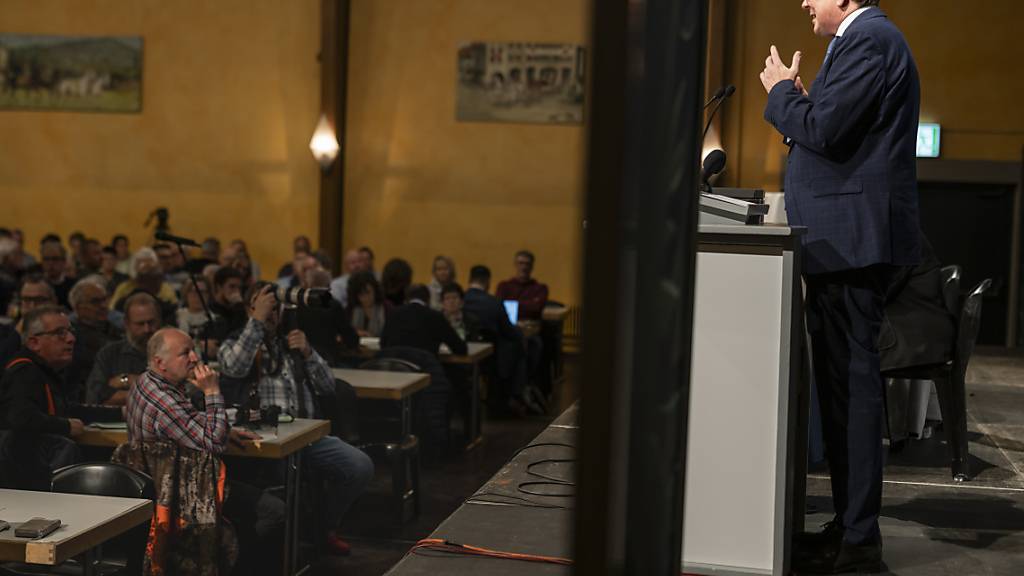 Warb für ein Ja zum Mantelerlass: Bundesrat Albert Rösti vor den Delegierten der SVP Kanton Bern in Thun.