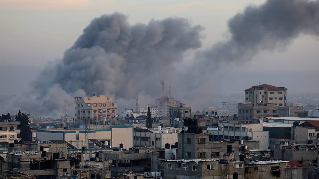 Nach einem israelischen Luftangriff im südlichen Gazastreifen steigt dichter Rauch über Gebäuden in Rafah auf. Foto: Abed Rahim Khatib/dpa