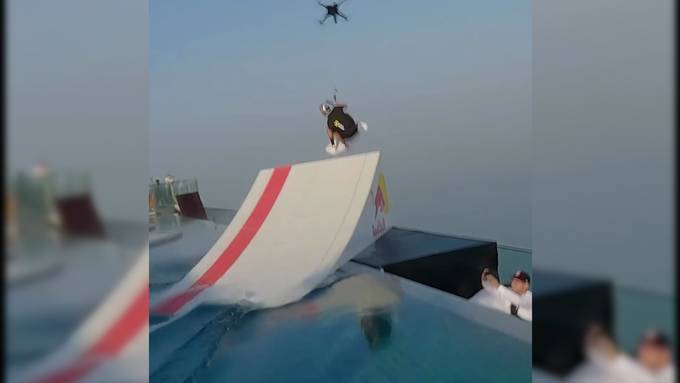 Verrückter Stunt: Wakeskater springt in Dubai von Wolkenkratzer