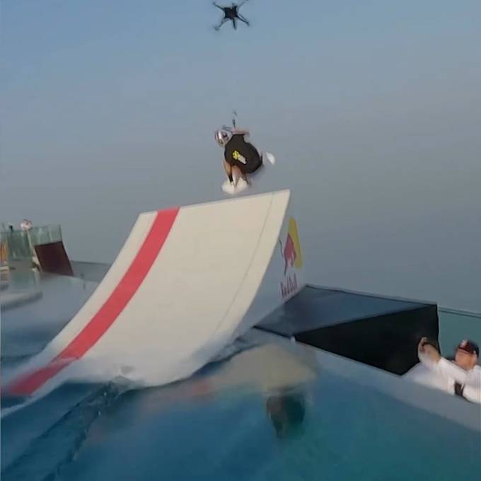 Verrückter Stunt: Wakeskater springt in Dubai von Wolkenkratzer