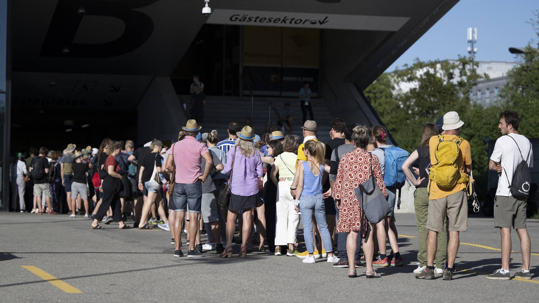 Besucher der Kletter-WM warten vor der PostFinance Arena in Bern. (11.08.23)