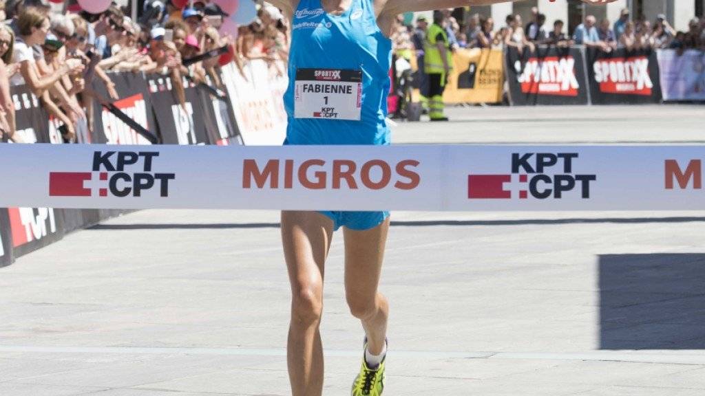 Fabienne Schlumpf überquert beim Frauenlauf in Bern die Ziellinie als Siegerin