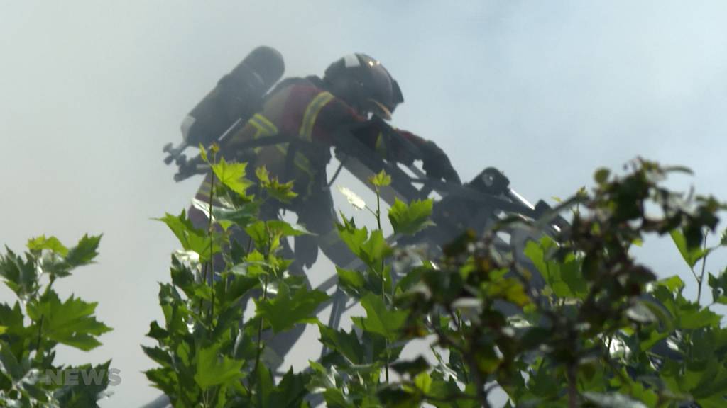 Brand in Landi-Lagerhalle: Löscharbeiten in Trubschachen gestalten sich schwierig