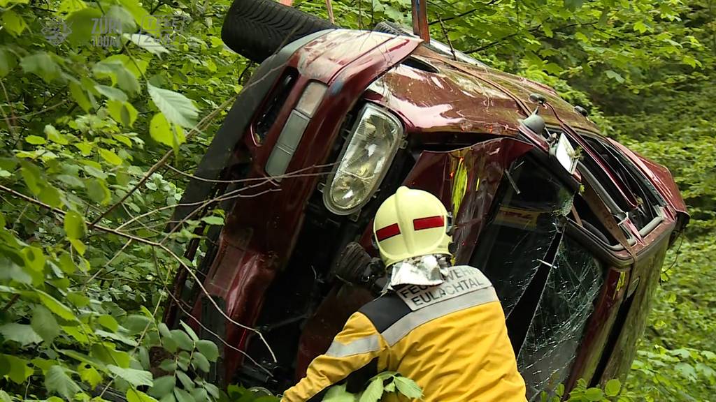 Auto stürzt in Elgg Waldhang hinunter und landet in den Bäumen