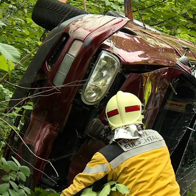 Auto stürzt in Elgg Waldhang hinunter und landet in den Bäumen