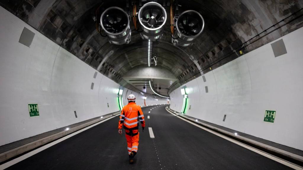Die Sanierungsarbeiten in der zweiten Röhre des Gubristtunnels sind fast abgeschlossen. In wenigen Wochen soll der Verkehr wieder durch den Tunnel rollen.