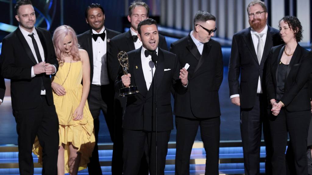 Der britische Produzent Ben Winston nimmt den Emmy für «Elton John Live: Farewell from Dodger Stadium» entgegen.