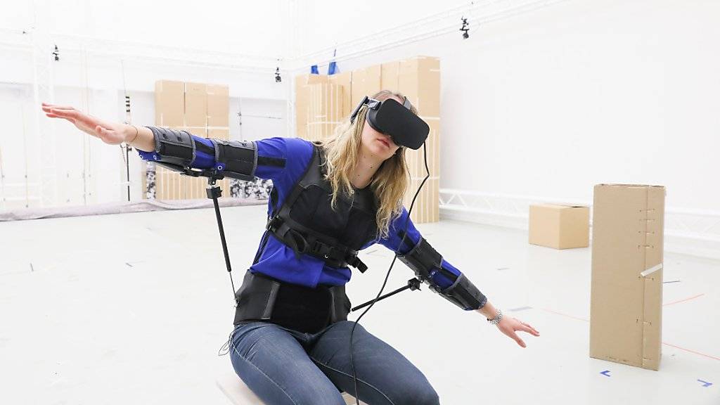 Die Steuerungsjacke macht es möglich, virtuelle und reale Drohnen mit Bewegungen des Oberkörpers zu steuern. Dies verleiht den Pilotinnen und Piloten das Gefühl, tatsächlich zu fliegen.