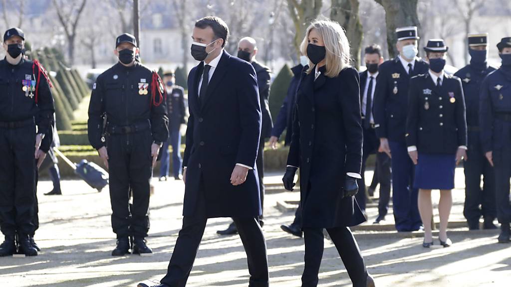 Emmanuel Macron, Präsident von Frankreich, und seine Frau Brigitte Macron kommen zu einer Zeremonie zum Gedenken an die Opfer des Terrorismus am Invalidendenkmal. Foto: Thibault Camus/AP POOL/dpa