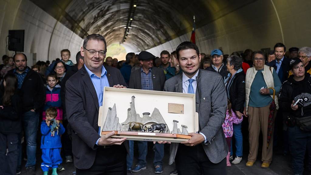 Der Walliser Staatsrat Franz Ruppen und der Präsident der Gemeinde Héremence haben am Samstag an einem Tag der offen Tür den neuen Tunnel bei den Pyramiden von Euseigne eröffnet.