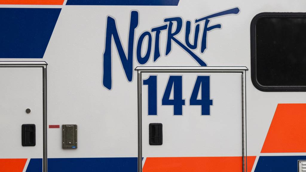 Die Ambulanz brachte mehrere Personen nach der Evakuierung des Hallenbads in Meilen ins Spital. (Symbolbild)