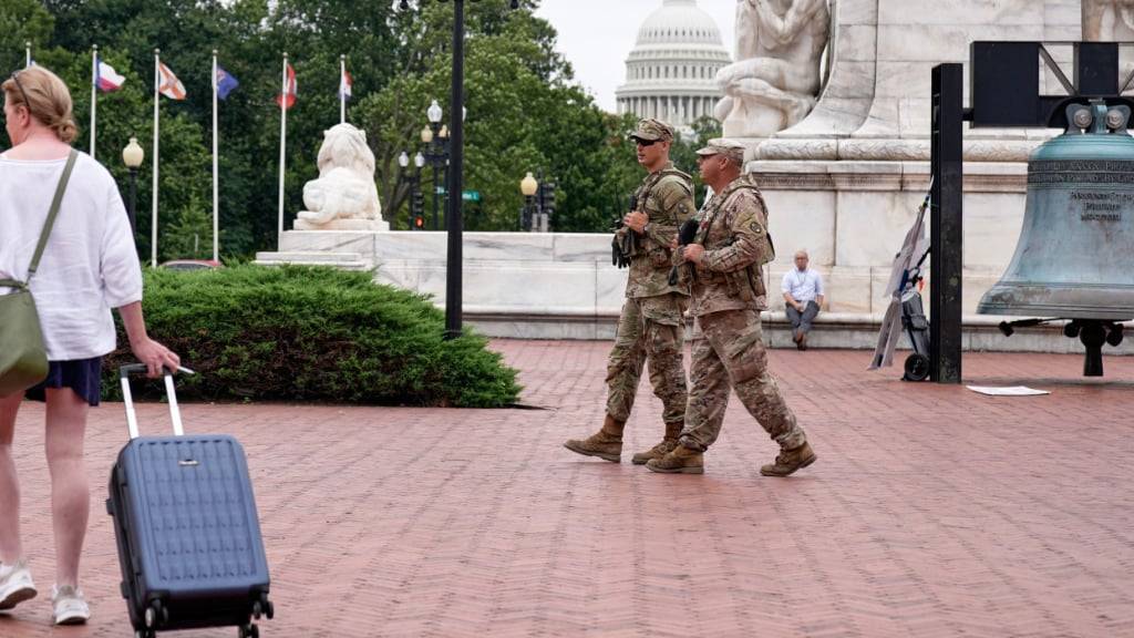Soldaten der Nationalgarde halten in der Nähe des Kapitols in Washington Wache. Foto: Mariam Zuhaib/AP/dpa