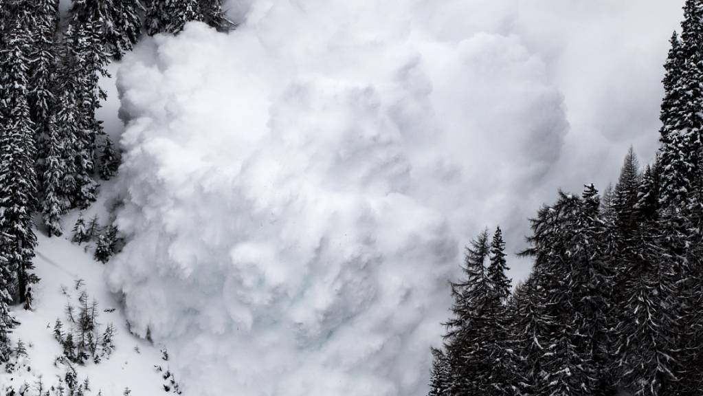 Wegen der ungewöhnlich hohen Temperaturen und den Niederschlägen drohen in den Schweizer Alpen spontane Lawinenniedergänge.