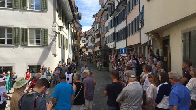 Hunderte Zuschauer beim Zuger Chriesisturm