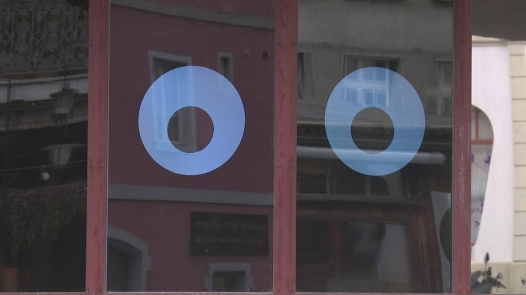 Riesenaugen auf dem Juraplatz in Biel: Wer vorbeigeht, wird beobachtet