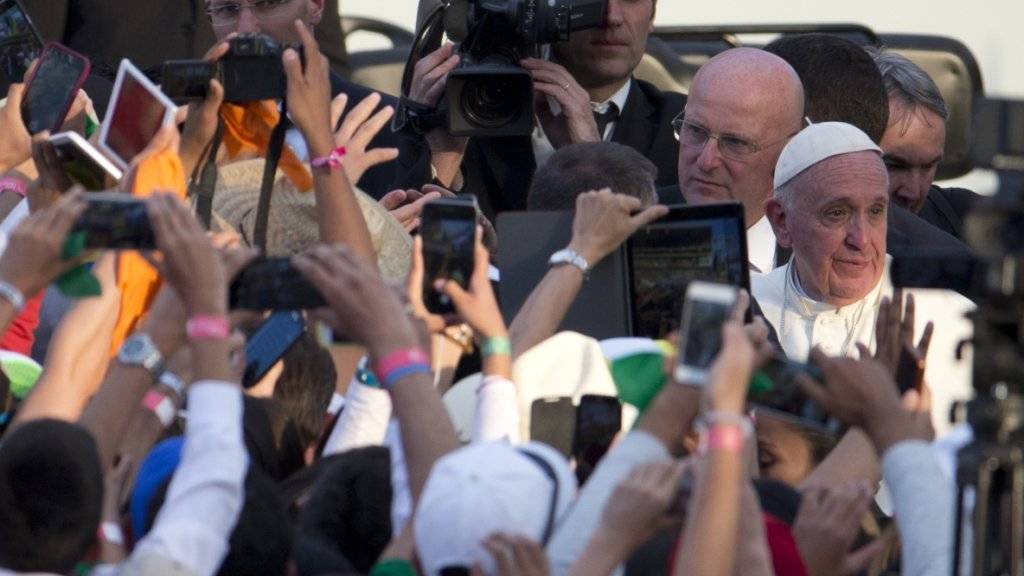 Der Stellvertreter Christi gibt sich menschlich: Papst Franziskus rügt in Mexiko einen stürmischen Fan.