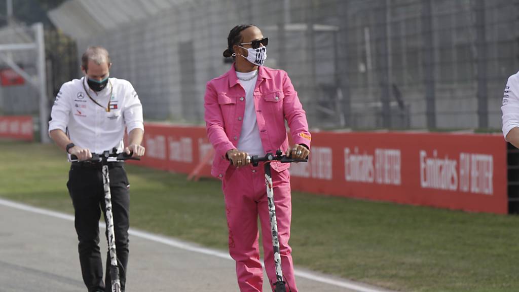 Extravagant wie eh und je: Lewis Hamilton im pinken Outfit bei der Streckenbesichtigung im Autodromo Enzo e Dino Ferrari in Imola.