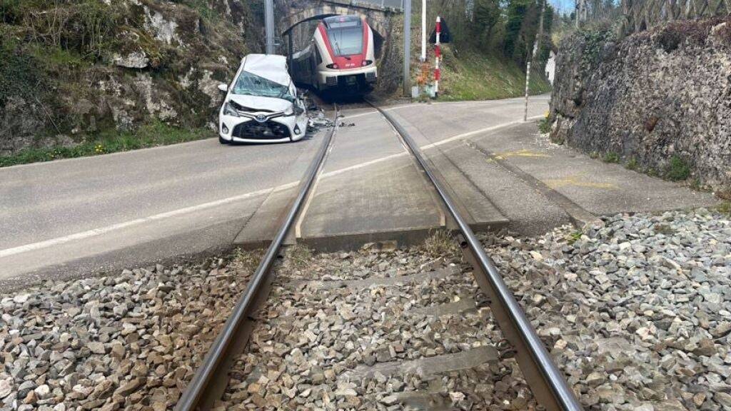 Der Regionalzug traf das Auto auf der linken Seite.