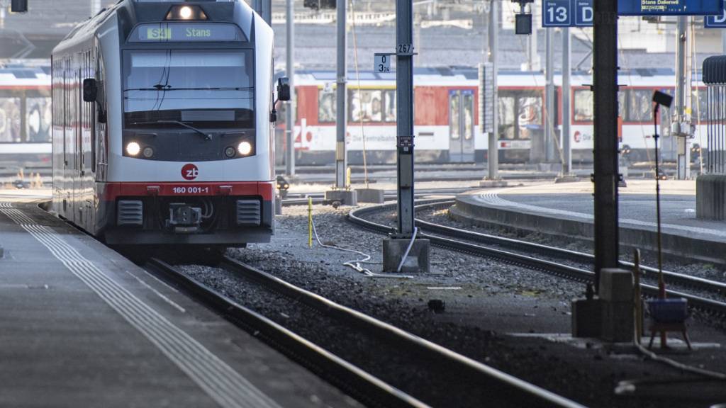 Eine Komposition der Zentralbahn (ZB) im Bahnhof Luzern: Die Linie Richtung Brünig ist wegen einer Fahrbahnstörung unterbrochen gewesen. (Archivaufnahme)