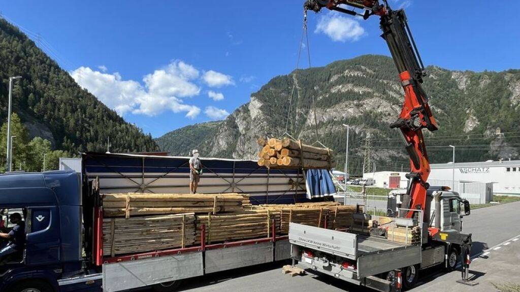 Der italienische Lastwagen war mit Kastanienholz beladen.