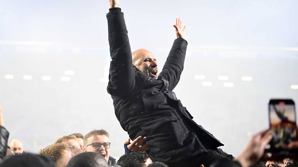 Überlegener Meister: Die PSV Eindhoven und Trainer Peter Bosz feiern bereits in der drittletzten Runde den Titel