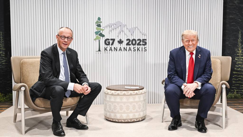 HANDOUT - Der deutsche Bundeskanzler Friedrich Merz und US-Präsident Donald Trump beim G7-Gipfel in Kanada (Archivbild). Foto: Guido Bergmann/Bundesregierung/dpa - ACHTUNG: Nur zur redaktionellen Verwendung im Zusammenhang mit der aktuellen Berichterstattung und nur mit vollständiger Nennung des vorstehenden Credits