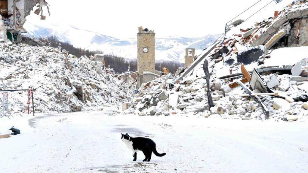 Über den vom Erdbeben zerstörten Ort Amatrice legte sich am Donnerstag eine Schneedecke.
