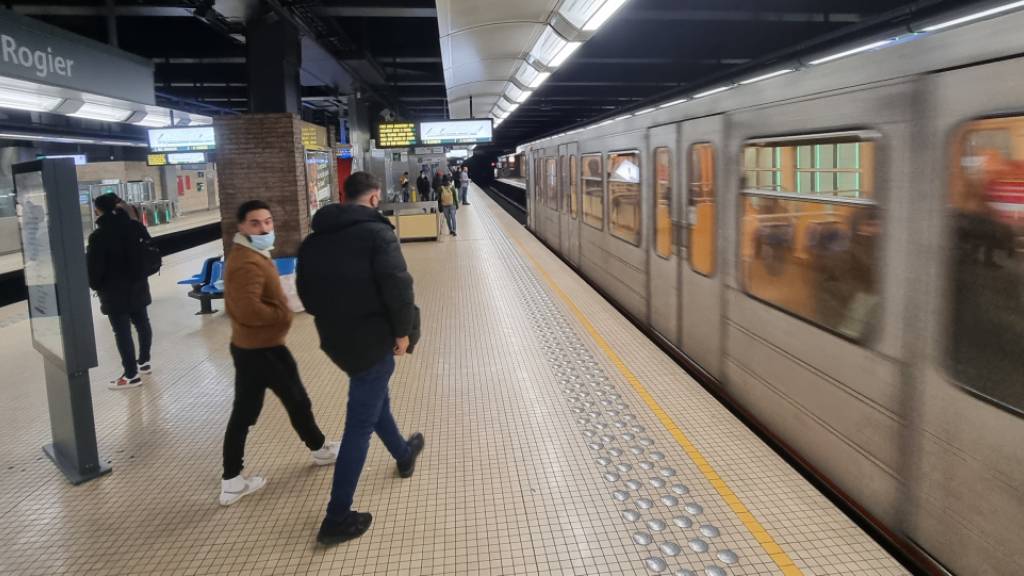 Berichte: Frau in Brüssel vor einfahrende U-Bahn gestossen