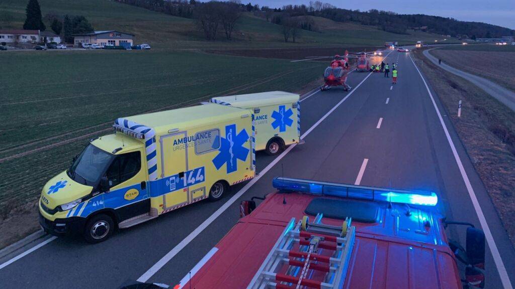 Der Unfall bei Henniez VD löste einen Grosseinsatz von Rettungskräften und Polizei aus.