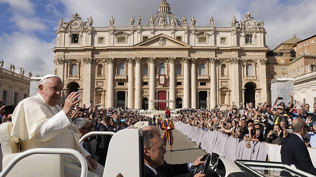 Papst Franziskus (l) verlässt am Ende einer Messe den Petersplatz im Vatikan, um die zweite Sitzung der 16. Generalversammlung der Bischofssynode zu eröffnen. Foto: Gregorio Borgia/AP/dpa