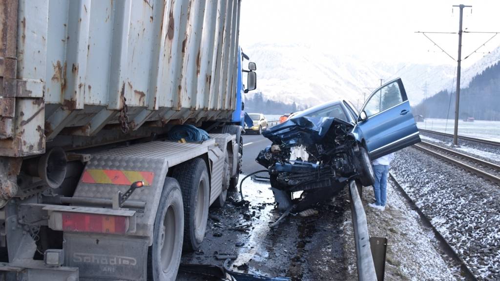 Trotz des heftigen Zusammenpralls und den Schäden am Auto wurde der 78-jährige Fahrer nur leicht verletzt.