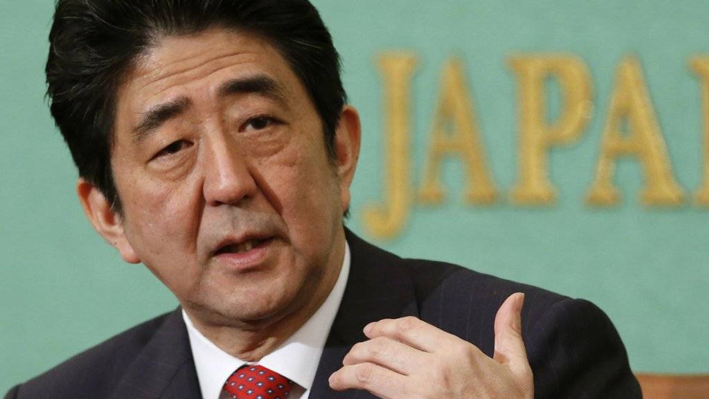 Japans Premierminister Shinzo Abe zeigt sich trotz mieser Konjunkturdaten unbeirrt zuversichtlich: Schuld am schwachen Konsum sei das ungewöhnlich warme Wetter.