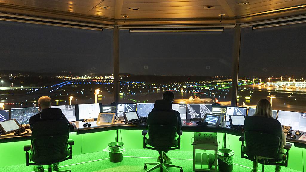 Wegen einer globalen IT-Störung hat die Flugsicherung Skguide die Kapazitäten im Transitverkehr und im Anflug auf Zürich um je 30 Prozent gesenkt: Blick in den Tower in Zürich. (Archivbild)