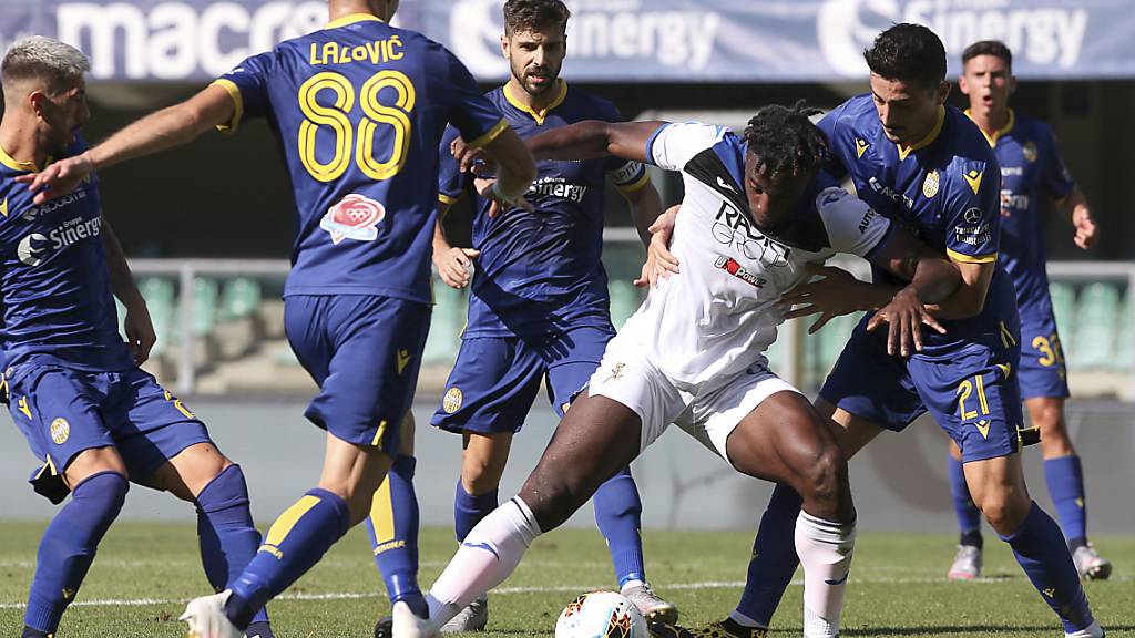 Für einmal kann sich Atalanta Bergamo nicht durchsetzen: Stürmer Duvan Zapata im Duell mit der Defensive von Hellas Verona