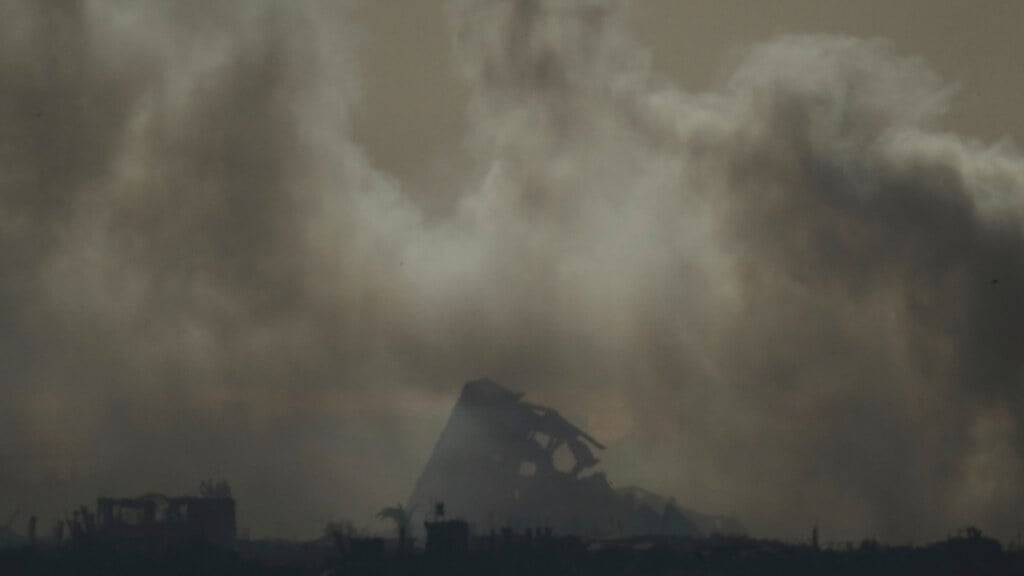 ARCHIV - Rauch steigt inmitten zerstörter Gebäude nach einem israelischen Beschuss im Gazastreifen auf, gesehen vom Süden Israels aus. (zu dpa: «Israels Militärchef: Armee verstärkt Kämpfe im Gazastreifen») Foto: Leo Correa/AP/dpa