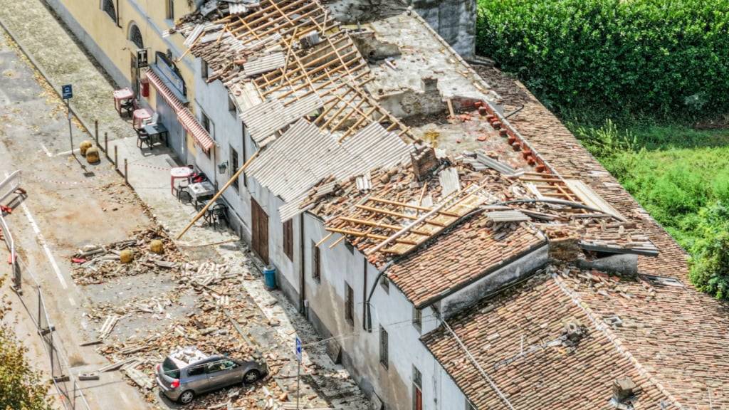 dpatopbilder - Eine Luftaufnahme zeigt starke Beschädigungen nach Unwettern in Italien. Hier zu sehen ist der Bereich von Verretto in Norditalien. Foto: Jason Tschepljakow/dpa