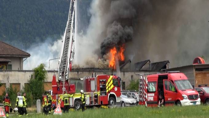 Brand in Lengnauer Lagerhalle gelöscht – Mann verletzt