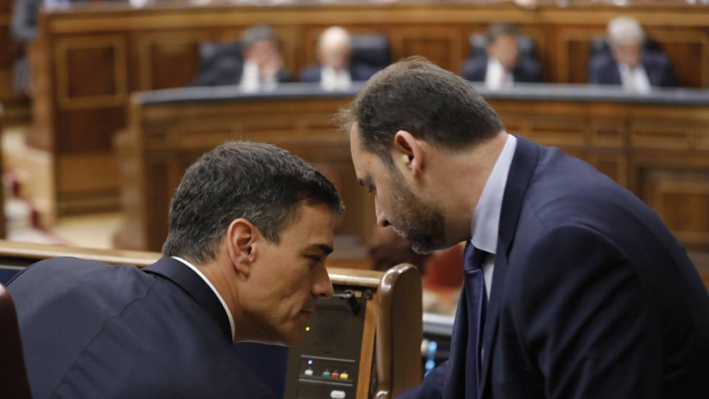 ARCHIV - José Luis Ábalos (r), damaliger Generalsekretär der PSOE, flüstert Pedro Sánchez (l), Vorsitzender der Sozialisten, etwas zu (Archivbild). Foto: Marta Fernández Jara/Europa Press/dpa