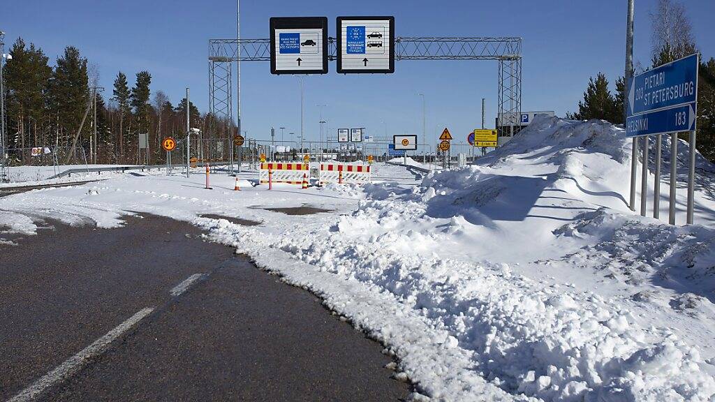 ARCHIV - Der Eingangsbereich, der zum Grenzübergang Vaalimaa zwischen Finnland und Russland führt, ist gesperrt. Foto: Lauri Heino/Lauri Heino/dpa