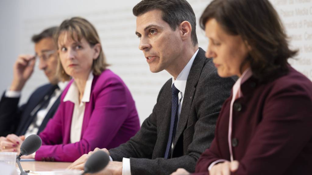 FDP-Parteipräsident und Ständerat Thierry Burkart (zweiter von rechts) legt vor den Medien die bürgerlichen Argumente gegen die Juso-Initiative für eine nationale Erbschaftssteuer dar.