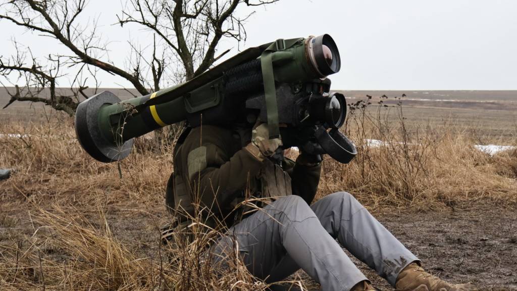 HANDOUT - Auf diesem vom Pressedienst der 65. Mechanisierten Brigade der Ukraine zur Verfügung gestellten Foto bereitet ein Soldat während einer Übung in der Nähe der Frontlinie in der Region Saporischschja ein Panzerabwehrraketensystem FGM-148 Javelin vor. Foto: Andriy Andriyenko/Ukrainian 65 Mechanized brigade/dpa - ACHTUNG: Nur zur redaktionellen Verwendung im Zusammenhang mit der aktuellen Berichterstattung und nur mit vollständiger Nennung des vorstehenden Credits
