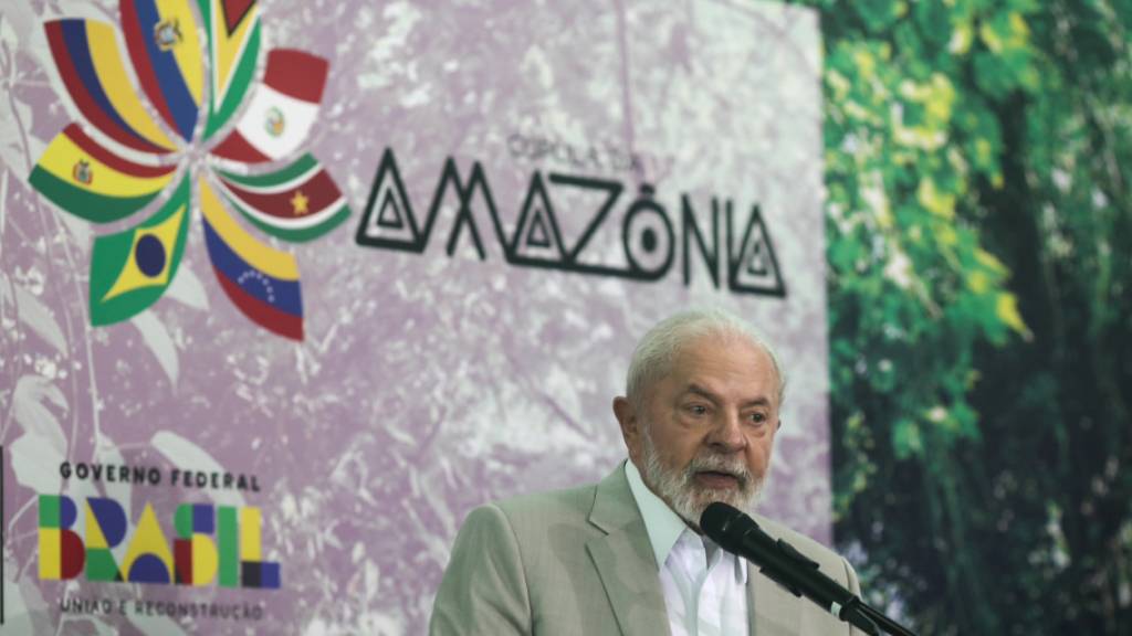 Der brasilanische Präsident Lula spricht auf einer Pressekonferenz zum Abschluss des Gipfeltreffens der Staats- und Regierungschefs der Amazonasländer. Foto: Filipe Bispo/dpa