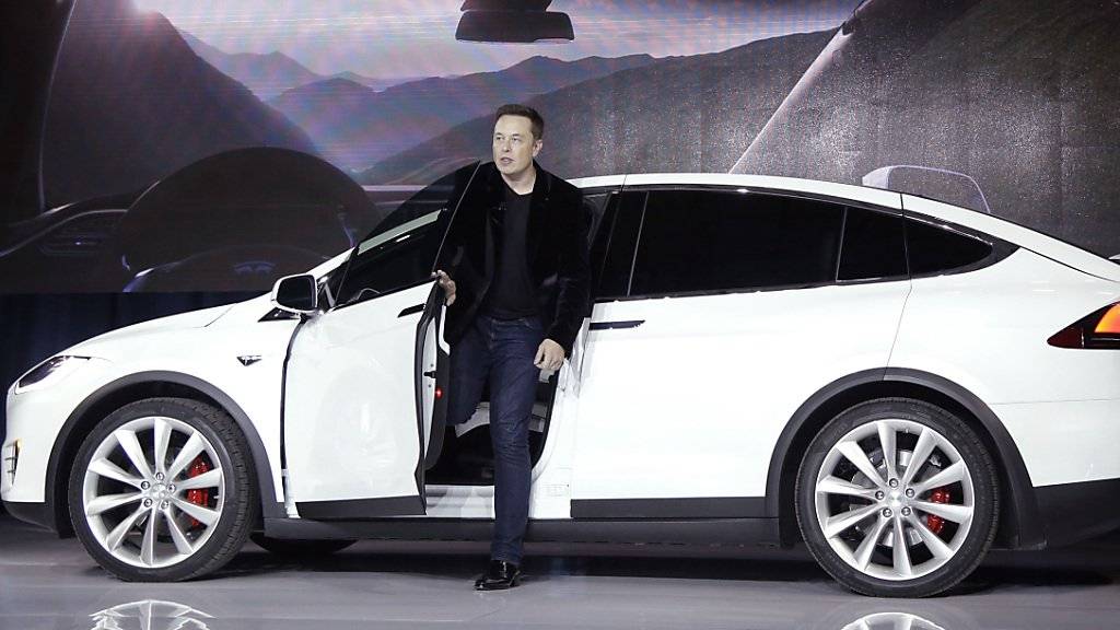 Tech-Unternehmer Elon Musk stellt einen neuen Tesla vor.(Archiv 2015) Musk konnte seine ambitionierten Ziele beim Verkauf seiner Elektoautos 2016 nicht erreichen.