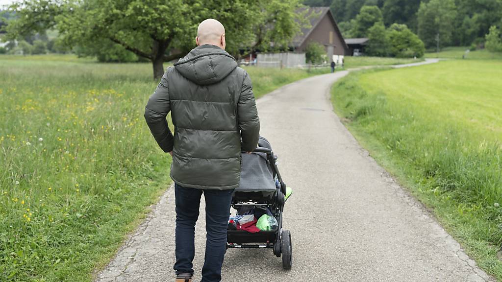 Ein Vater geht mit einem Säuling spazieren. (Symbolbild)