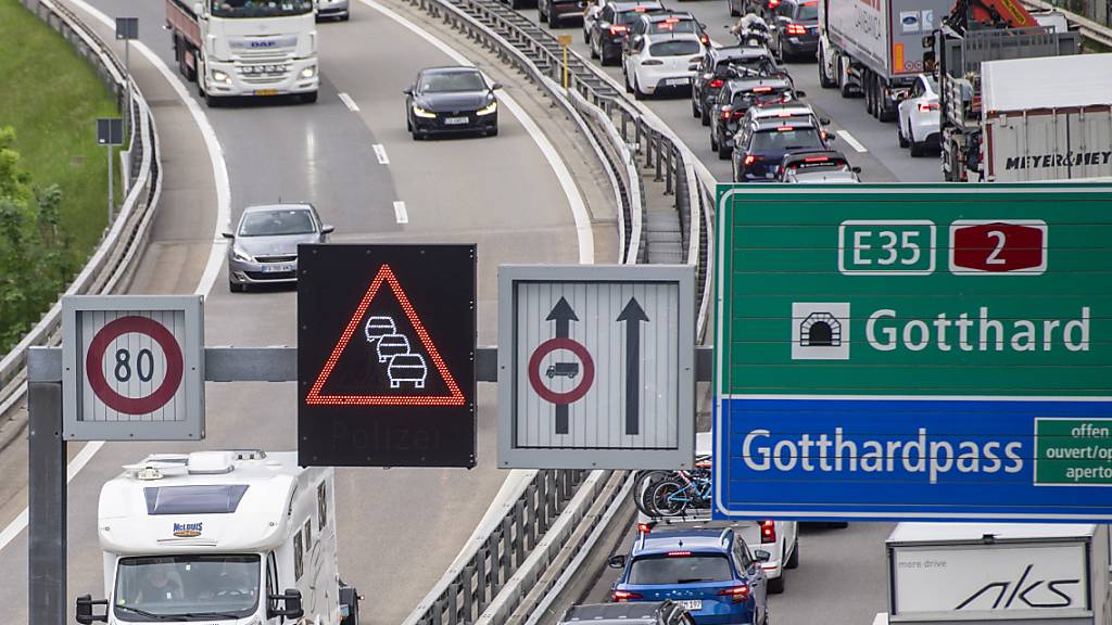 Der Verkehr vor dem Gotthard-Nordportal hat sich am frühen Samstagmorgen auf einer Länge von zehn Kilometern gestaut. (Archivbild)