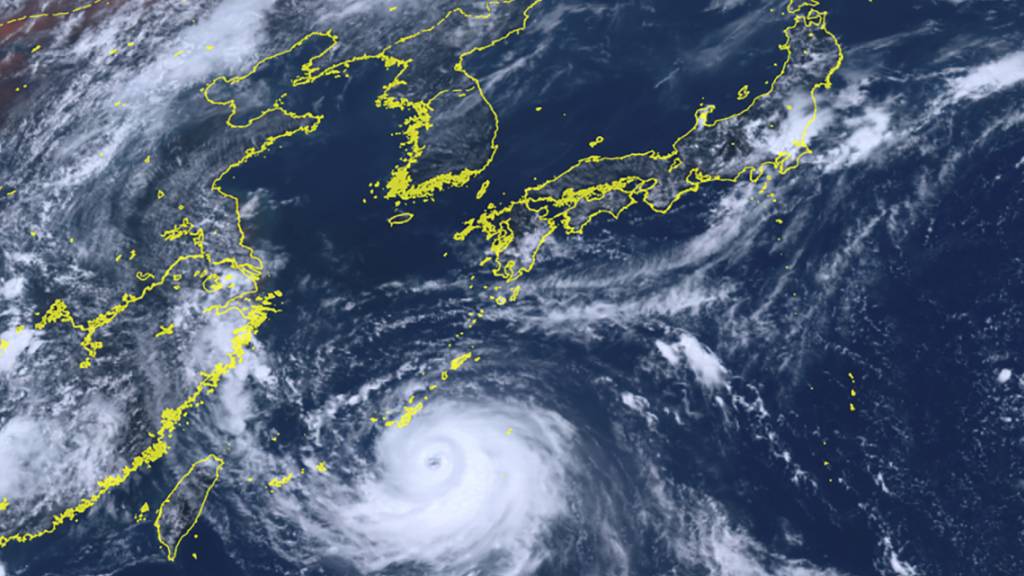 HANDOUT - Dieses vom Nationalen Instituts für Informations- und Kommunikationstechnologie zur Verfügung gestellte Satellitenbild zeigt den Taifun «Khanun», der sich in Richtung Südwesten Japans bewegt. Foto: Uncredited/Courtesy of National Institute of Information and Communications Technology (NICT)/AP/dpa - ACHTUNG: Nur zur redaktionellen Verwendung und nur mit vollständiger Nennung des vorstehenden Credits