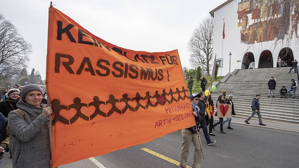 Der Auftritt einer Gruppe im Stile des Ku-Klux-Klans in Schwyz führte im April Rassismusgegner auf die Strasse. (Archivbild)