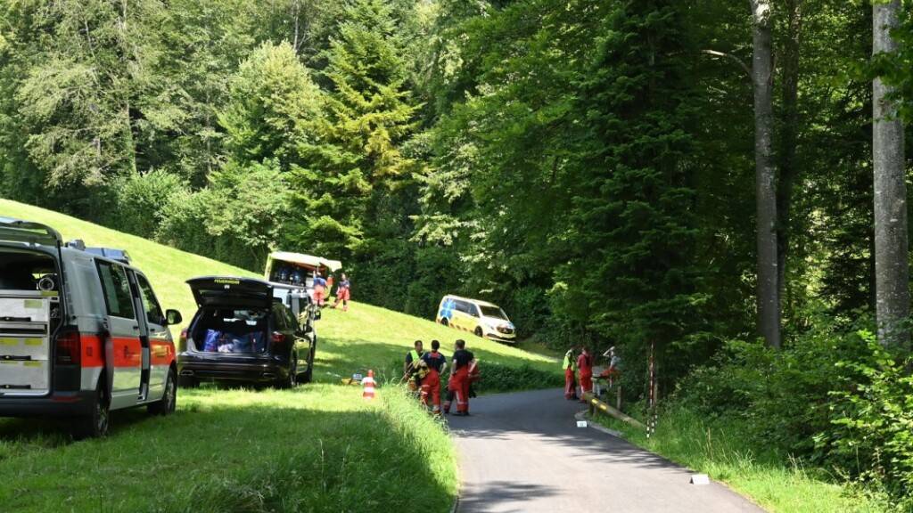 Die Polizei sucht Zeugen für den Unfall, bei dem ein 18-jähriger Töfffahrer 15 Meter in eine Schlucht stürzte. (Archivbild)