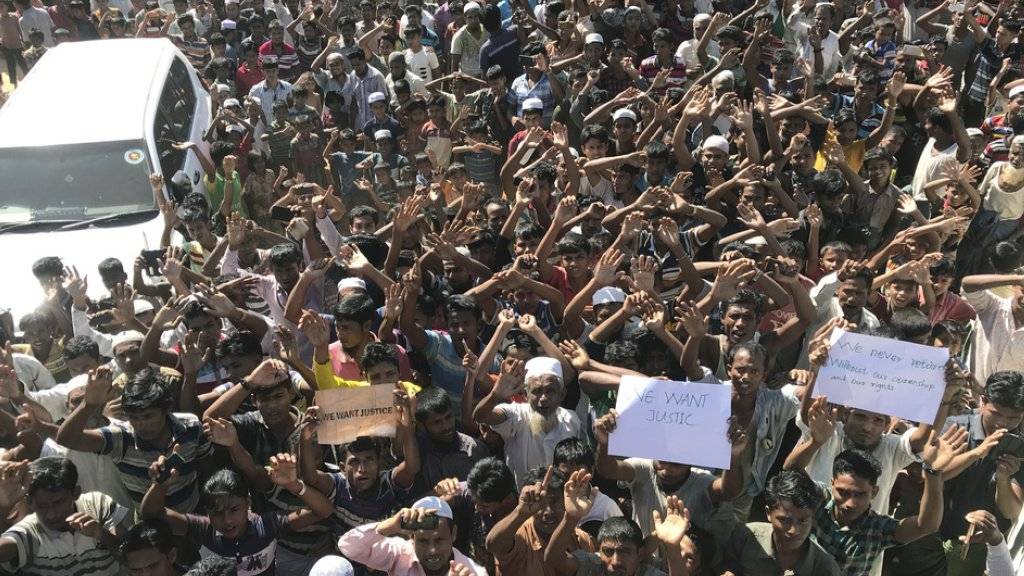 Rohingya protestieren am Donnerstag im Flüchtlingscamp Cox's Bazar in Bangladesch gegen die Rückführung nach Myanmar.